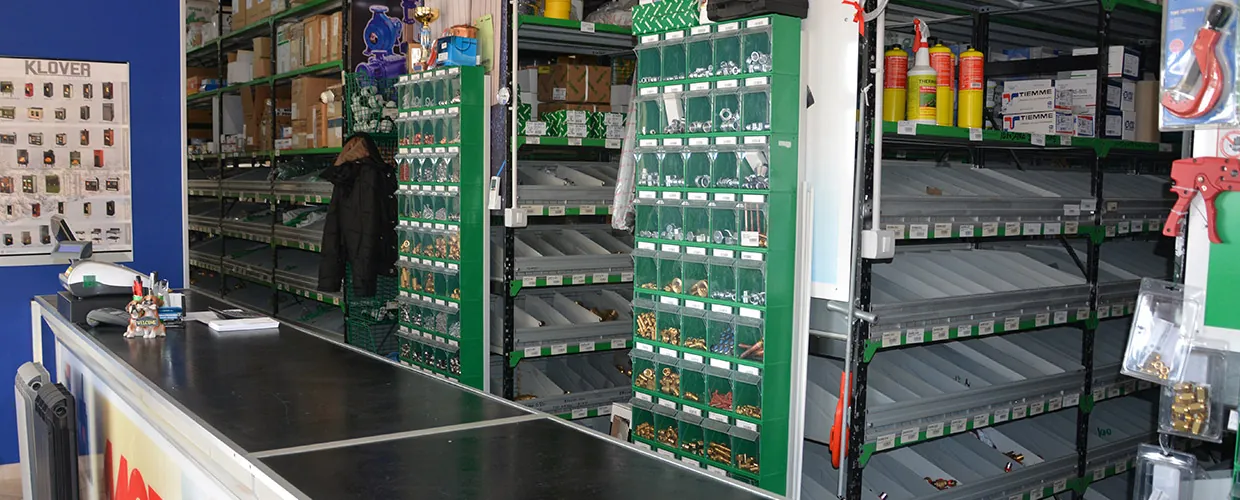 Gli scaffali del punto vendita con raccorderia e accessori